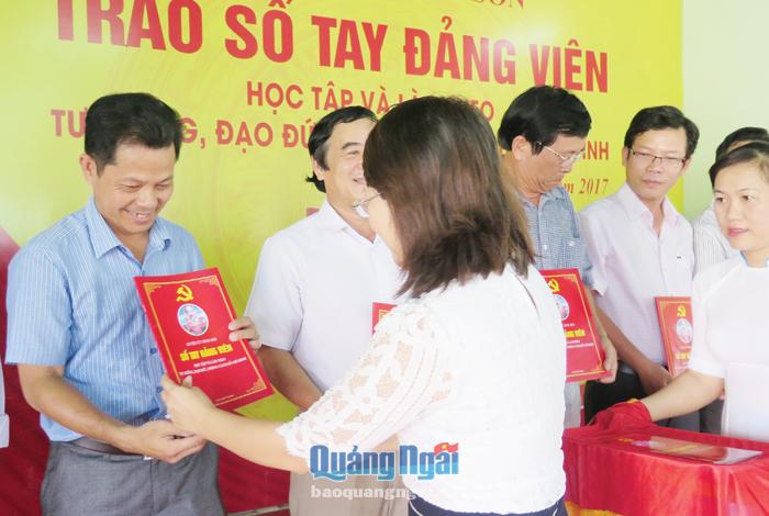  Huyện ủy Bình Sơn tặng sổ tay học Bác cho đảng viên trong toàn đảng bộ huyện.    