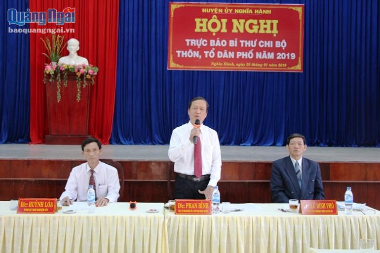 Ban thường vụ Huyện ủy Nghĩa Hành phát biểu tại hội nghị. 
