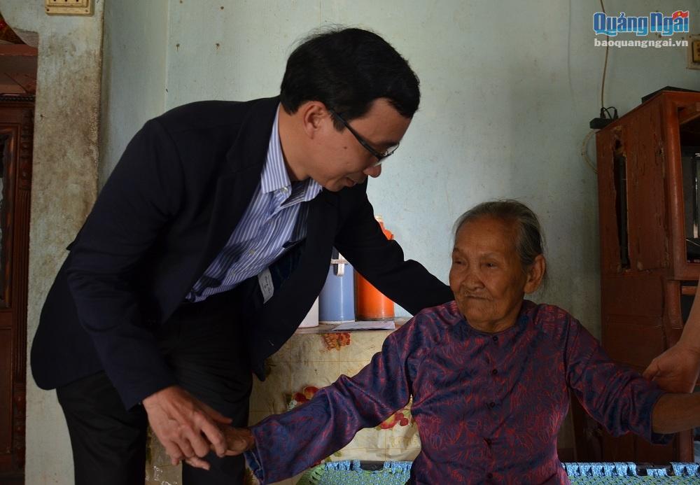 Tổng biên tập Báo Quảng Ngãi Huỳnh Đức Minh thăm hỏi và tặng quà cho Mẹ VNAH Nguyễn Thị Đặt.