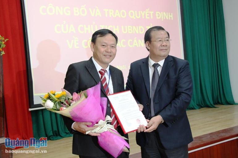 Phó Chủ tịch thường trực UBND tỉnh Nguyễn Tăng Bính trao quyết định bổ nhiệm cho ông Nguyễn Đức Huy.