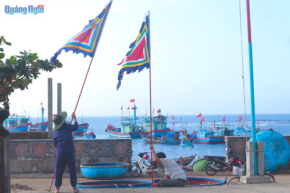 Người dân cắm cờ ngũ sắc đón tết tại Đình làng An Vĩnh
