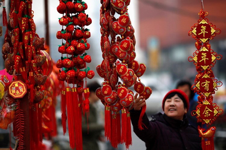 Theo truyền thống, vào dịp Tết, người dân Trung Quốc thường trang trí nhà bằng cách treo những câu đối đỏ, đèn lồng đỏ dán giấy đỏ.