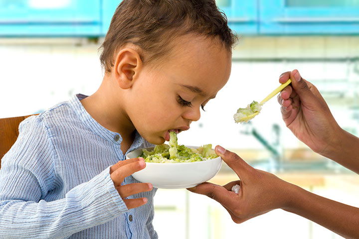 Trẻ nhỏ dễ bị ngộ độc thức ăn nếu ăn uống không đảm bảo vệ sinh. Ảnh minh họa