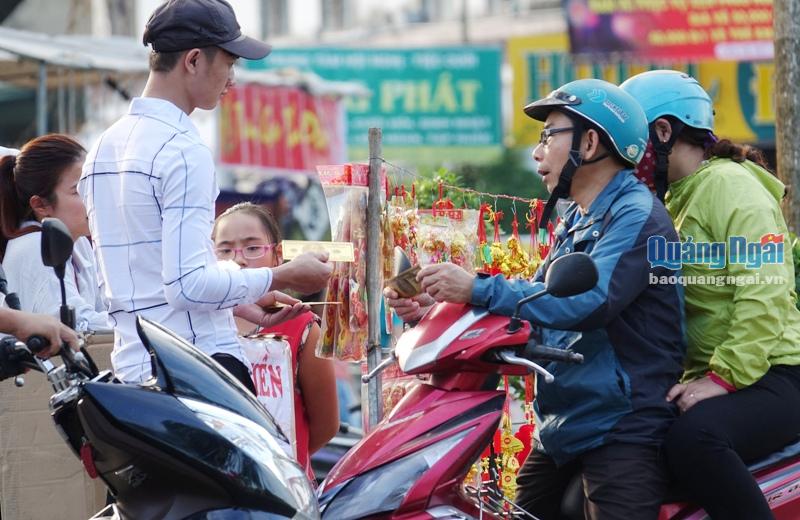 Tranh thủ dịp Tết, nhiều bạn trẻ bán phong bao lì trên phố để kiếm thêm thu nhập