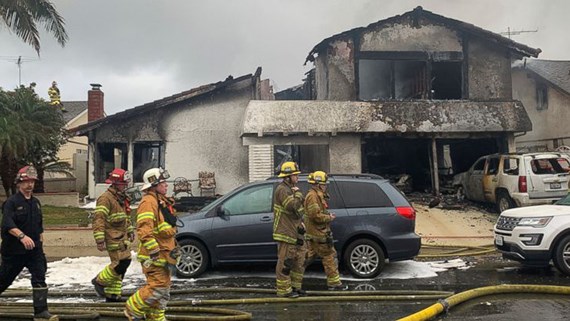  Lính cứu hỏa tại hiện trường tai nạn máy bay đâm xuống nhà dân ở Yorba Linda, California, Mỹ, ngày 3-2-2019. Ảnh: AP