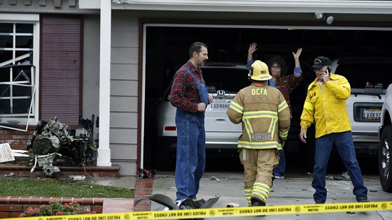 Máy bay vỡ đâm xuống nhà dân ở Mỹ, 5 người chết ảnh 2 Một cánh quạt động cơ máy bay nhỏ rơi trước một ngôi nhà ở Yorba Linda, California, Mỹ, ngày 3-2-2019. Ảnh: AP