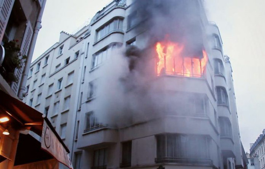 Vụ hỏa hoạn xảy ra tại một tòa nhà chung cư ở thủ đô Paris – Pháp hôm 5-2. Ảnh: Twitter