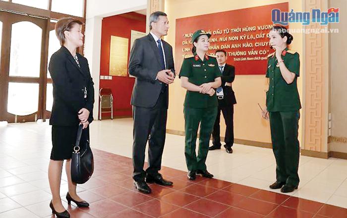  Thiếu tá Trần Thị Anh Thư (bên phải) luôn nỗ lực làm tốt vai trò thuyết minh viên tại Bảo tàng Lịch sử Quân sự Việt Nam.     ẢNH: T.P    
