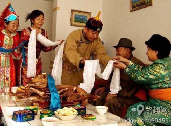  Người dân Mông Cổ tặng nhau những vật dụng màu trắng trong ngày Tết để cầu chúc những điều may mắn hạnh phúc sẽ đến với gia chủ.