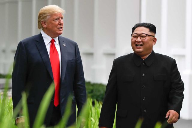  Ông Trump và ông Kim gặp thượng đỉnh lần đầu tiên tại Singapore hồi năm ngoái (Ảnh: Reuters)