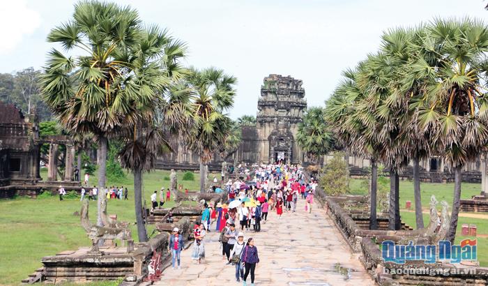 Du khách thập phương tham quan kỳ quan thế giới  Angkor Wat.          ẢNH: th.nhỊ