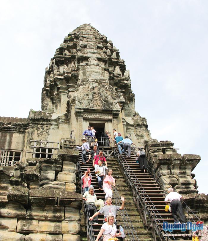 Du khách leo bậc thang lên thăm tòa cao nhất - Thiên đàng của khu đền chính.                                                                                ẢNH: th.nhị