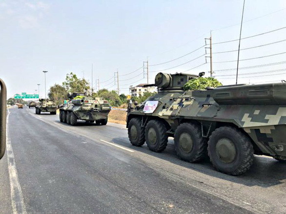 Đoàn xe thiết giáp được nhìn thấy ở phía bắc Bangkok di chuyển về hướng tỉnh Lopburi. Ảnh: Khaosod