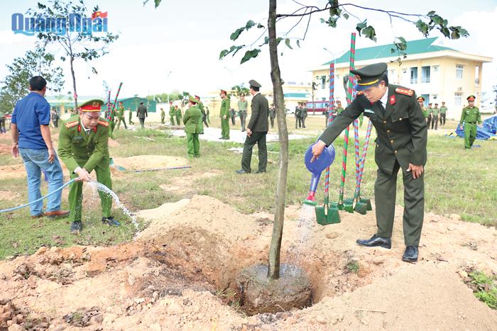 Lãnh đạo Công an tỉnh trồng cây xanh trong khuôn viên trụ sở Công an huyện Sơn Tịnh.                Ảnh: BS