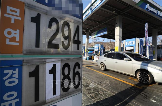   Bảng giá xăng dầu tại trạm xăng ở Seoul, Hàn Quốc. Ảnh: Yonhap/TTXVN