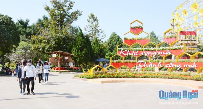 Du khách tham quan tại công viên Ba Tơ (TP.Quảng Ngãi).