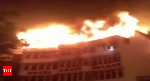  Ít nhất 17 người thiệt mạng và 4 người khác bị thương trong vụ cháy khách sạn Cung Điện Arpit. Ảnh: Times of India