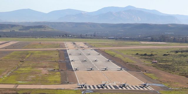 Các máy bay F/A-18 xếp thành đội hình "Voi đi bộ" (Ảnh: Quân đội Mỹ)
