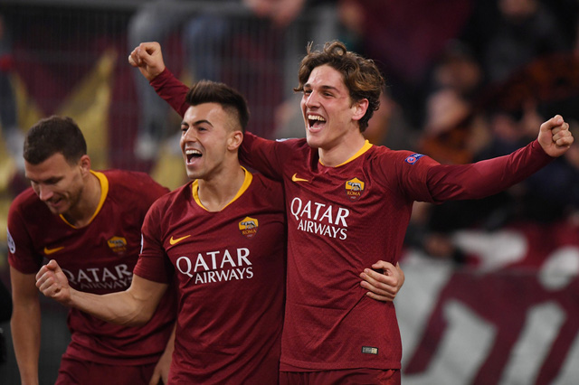  Niềm vui của các cầu thủ Roma sau khi ghi bàn vào lưới Porto - Ảnh: REUTERS