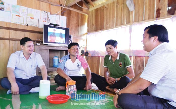 Anh Đinh Văn Nía (thứ hai từ trái sang) cùng cán bộ địa phương đến tìm hiểu cuộc sống của người dân.