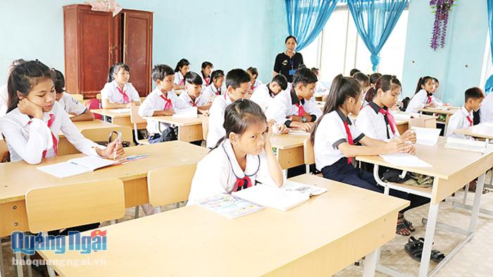 Học sinh Trường Phổ thông Dân tộc bán trú THCS Ba Xa (Ba Tơ) trong giờ học.
