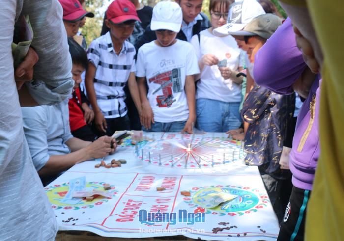 Rất nhiều người tham gia trò chơi ăn tiền dưới dạng bánh xe xuân ở Công viên Ba Tơ ngày mùng 3 Tết.