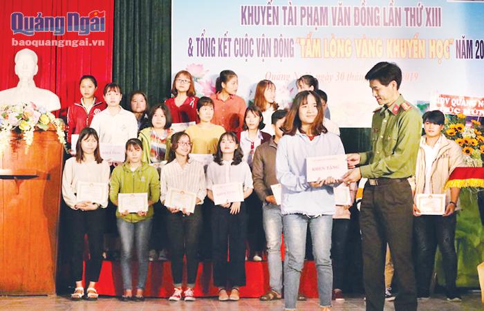 Trao học bổng khuyến tài Phạm Văn Đồng cho sinh viên giỏi 3 năm liền.