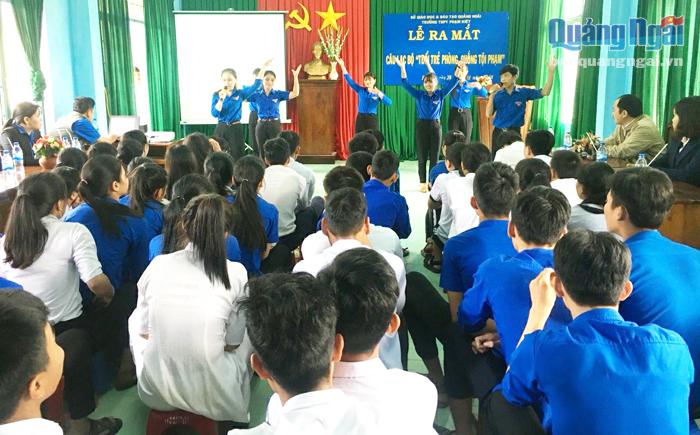 Trường THPT Phạm Kiệt (Ba Tơ) vừa thành lập CLB Tuổi trẻ phòng, chống tội phạm, với sự tham gia của đông đảo học sinh.