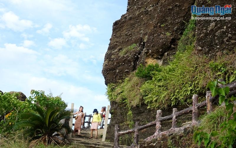 Những vết nứt lớn tại thắng cảnh núi Giếng Tiền rất nguy hiểm cho người dân và du khách khi đến tham quan khu vực này