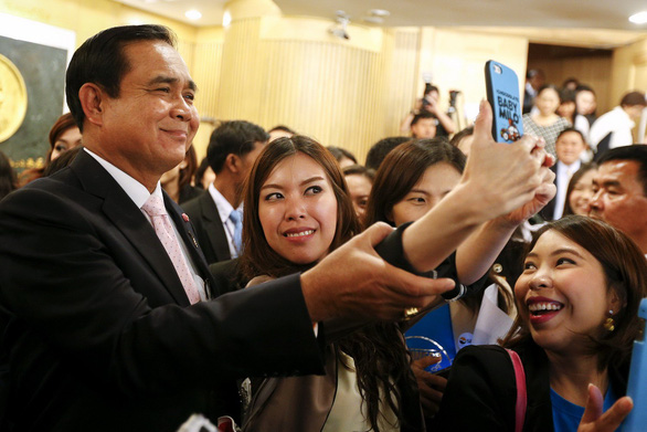  Thủ tướng Prayuth Chan-o-cha chụp ảnh cùng người ủng hộ - Ảnh: Reuters