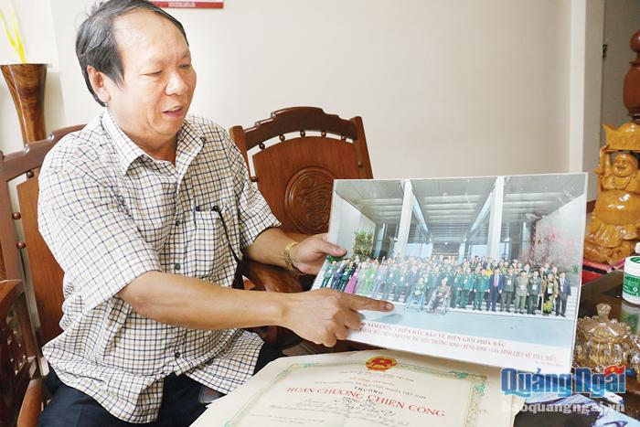  Cựu chiến binh Phan Văn Y chỉ những đồng đội của ông trong chiến đấu  bảo vệ  biên giới phía Bắc.