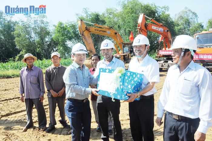  Để động viên khích lệ tinh thần các nhà thầu, Giám đốc Sở GTVT kiêm Giám đốc Ban quản lý  Dự án đầu tư xây dựng các công trình giao thông tỉnh Hà Hoàng Việt Phương đã tặng quà, động viên các nhà thầu.