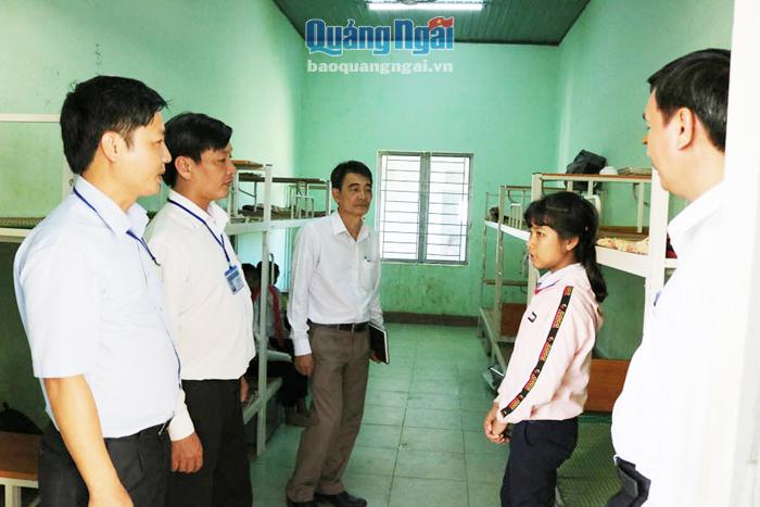 Lãnh đạo Sở GD&ĐT kiểm tra tình hình học sinh đi học sau Tết tại Trường Phổ thông Dân tộc bán trú THCS Ba Xa (Ba Tơ).