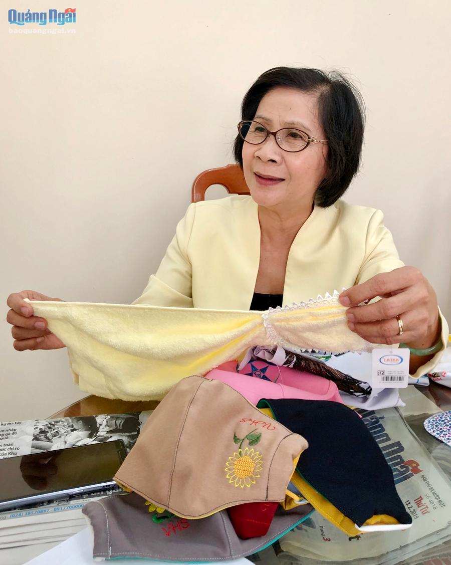Bà Nguyễn Thị Thu Hà - Giám đốc trung tâm Nuôi dưỡng trẻ khuyết tật Võ Hồng Sơn giới thiệu một số sản phẩm do các cháu khuyết tật làm, được doanh nghiệp trên địa bàn tỉnh đồng ý tiêu thụ giúp