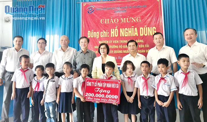 Đại diện Tập đoàn Đèo Cả trao 200 triệu đồng cho lãnh đạo Trung tâm Nuôi dạy trẻ khuyết tật Võ Hồng Sơn. ảnh: X.HIẾU