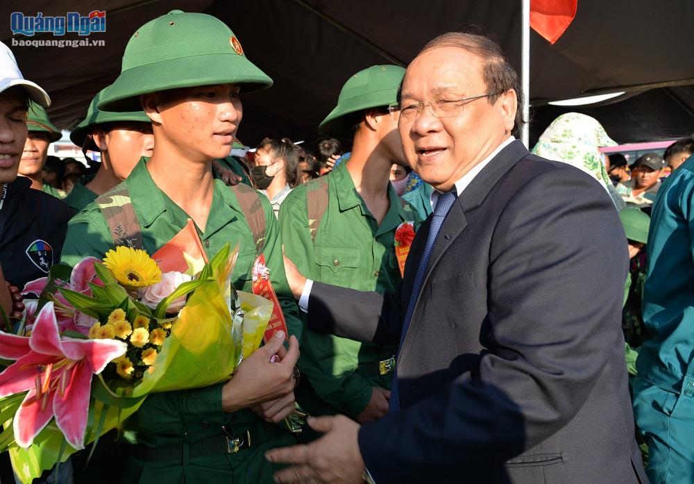 Phó Bí thư Thường trực Tỉnh ủy Nguyễn Thanh Quang tặng hoa động viên tân binh lên đường nhận nhiệm vụ
