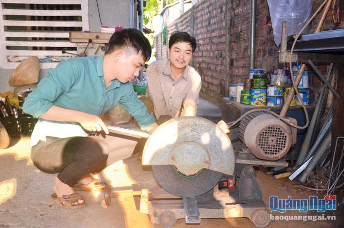 Thanh niên Phan Thanh Vũ tranh thủ thời gian phụ giúp gia đình làm nghề cửa sắt trước ngày nhập ngũ.    