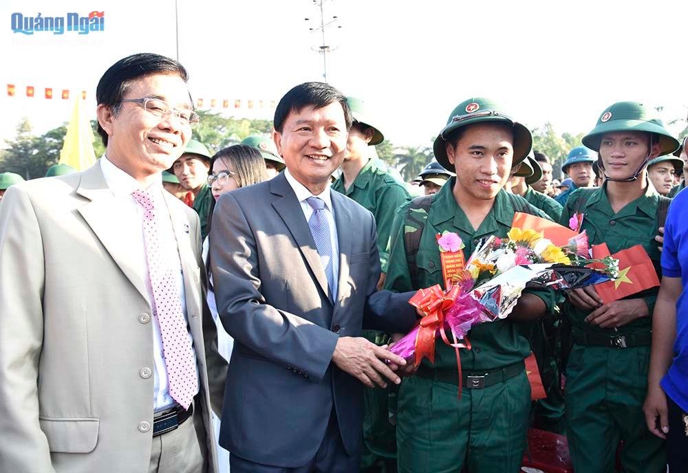 Chủ tịch UBND tỉnh Trần Ngọc Căng (giữa) tặng hoa, động viên các tân binh