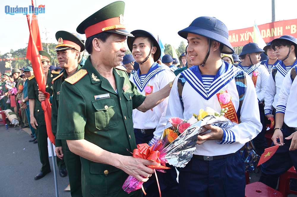 Đại tá Nguyễn Tấn Lâm-UVBTV Tỉnh ủy, Chỉ huy trưởng Bộ CHQS tỉnh tặng hoa, chúc mừng các tân binh