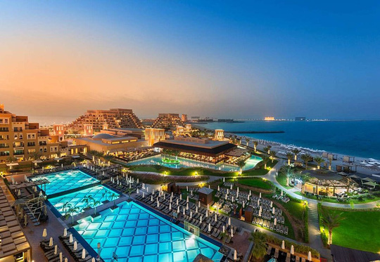 Các công trình trên đảo Al Marjan đều rất sang trọng, từ hồ bơi, bãi tắm đến khách sạn Ảnh: DAILY MAIL