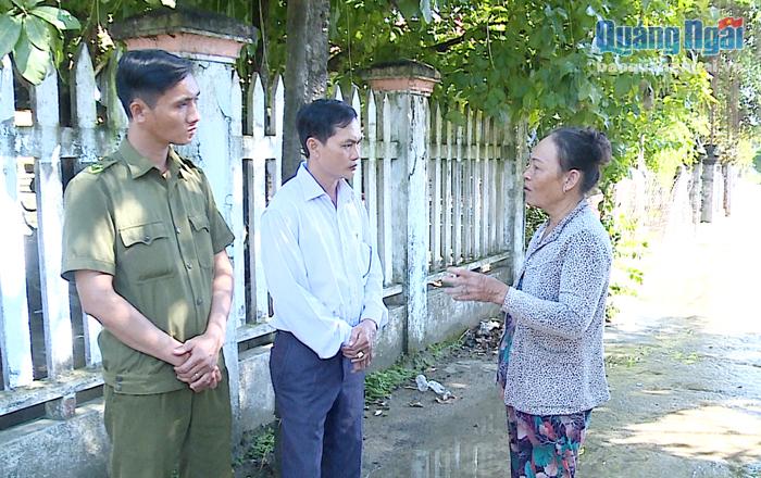  Thiếu tá Lâm Ngọc Thủy (đứng giữa) trò chuyện với người dân xã Bình Mỹ (Bình Sơn).