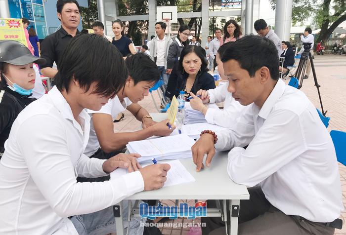 Người lao động tìm hiểu cơ hội việc làm tại sàn giao dịch việc làm đầu xuân 2019 tổ chức ở TP.Quảng Ngãi.  