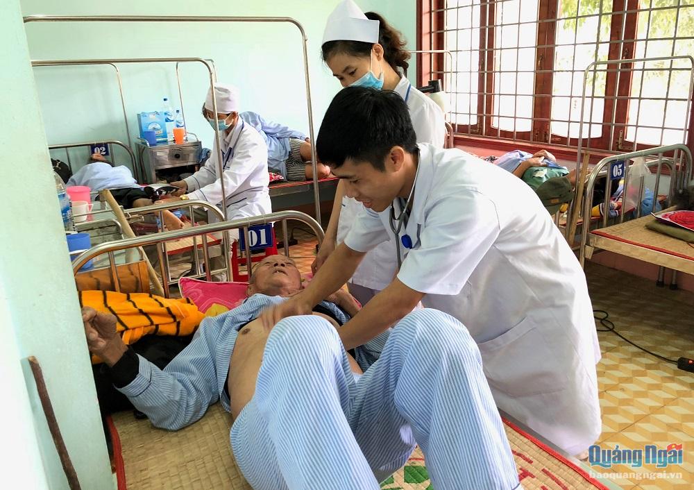 Bác sĩ Nguyễn Văn Đồng không ngừng nỗ lực trau dồi chuyên môn để phục vụ người bệnh