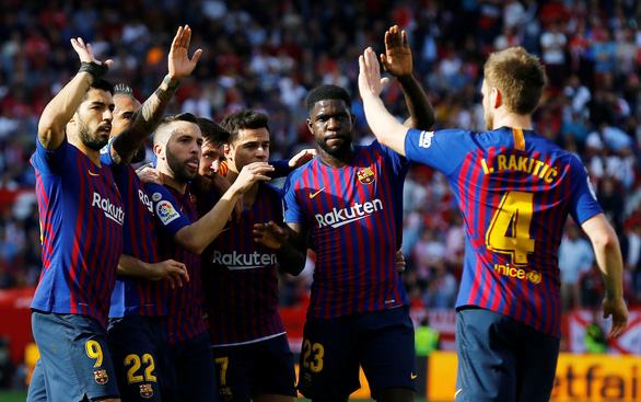  Niềm vui của các cầu thủ Barca sau chiến thắng nhọc nhằn trước Sevilla - Ảnh: Reuters