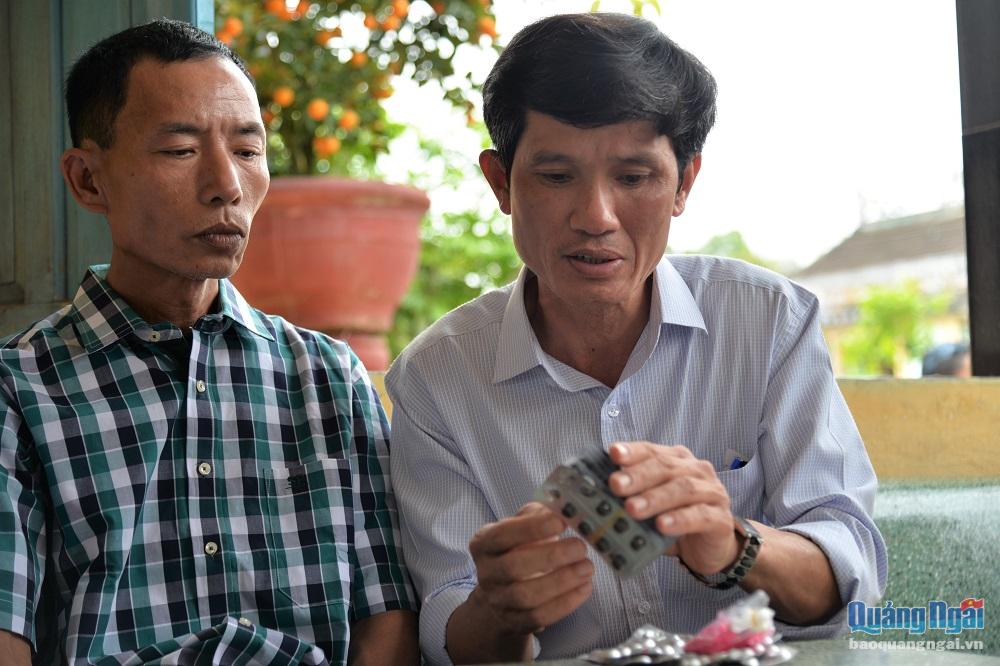 Trong 26 năm gắn bó với anh Đông, bác sĩ Thái luôn kiên nhẫn chăm sóc và chạy chữa bệnh cho anh