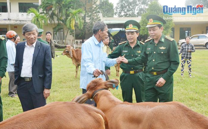 Chỉ huy trưởng BĐBP tỉnh, Đại tá Đỗ Ngọc Nam (bìa phải) dự lễ tặng bò giống cho các hộ dân nghèo khu vực biên giới biển.