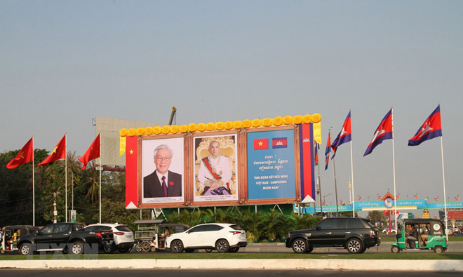 Ảnh Tổng Bí thư, Chủ tịch nước Nguyễn Phú Trọng và Quốc vương Campuchia Norodom Sihamoni được long trọng đặt tại trung tâm Thủ đô Phnom Penh. (Ảnh: Minh Hưng/TTXVN)