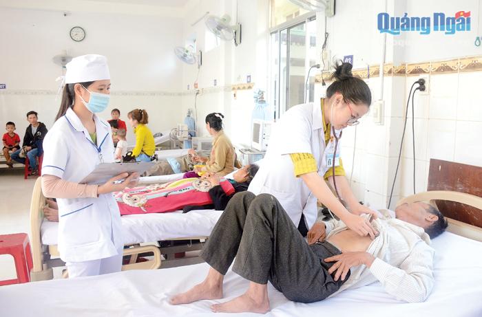 Người dân được chăm sóc y tế tại Trung tâm y tế huyện Bình Sơn.