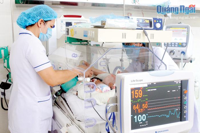 Bác sĩ Phạm Vân Anh chăm sóc trẻ  sơ sinh bị sinh non.