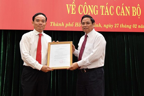 Đồng chí Phạm Minh Chính trao quyết định của Bộ Chính trị cho đồng chí Trần Lưu Quang. Ảnh SGGP
